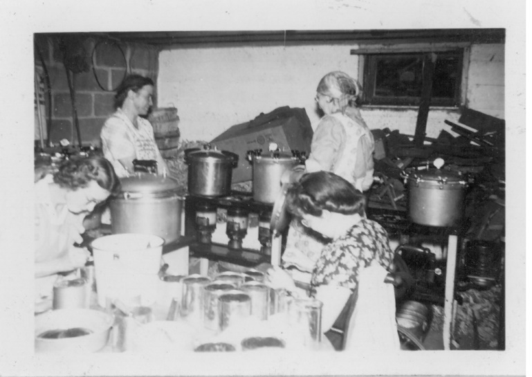 C:\Users\user\Pictures\Antique canning\4 Filling cans and watching cookers.jpg